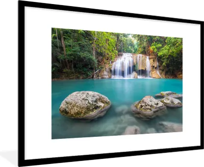 Produktbild von MuchoWow® Gerahmtes Poster Moosbewachsene Felsen vor dem Wasserfall im Erawan-Nationalpark 90x60 cm - Poster mit Schwarzem Bilderrahmen Wandposter Rahmen Foto Bilder - Wanddekoration - Fotos