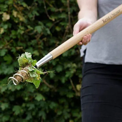 Produktbild von Famanu Löwenzahnstecher aus Edelstahl - Hochwertiger Löwenzahn Entferner mit langem Eschenholzgriff 97 cm