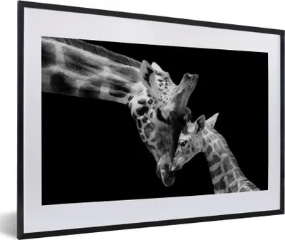 Produktbild von MuchoWow® Gerahmtes Poster Giraffe - Wildtiere - Porträt - Schwarz-Weiß 60x40 cm - Poster mit Schwarzem Bilderrahmen Wandposter Rahmen Foto Bilder - Schlafzimmer - Plakat in Rahmen - Drucken