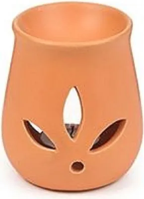 Eine beige Keramik-Duftlampe mit bauchiger Form und drei ausgeschnittenen Blättern an der Seite.