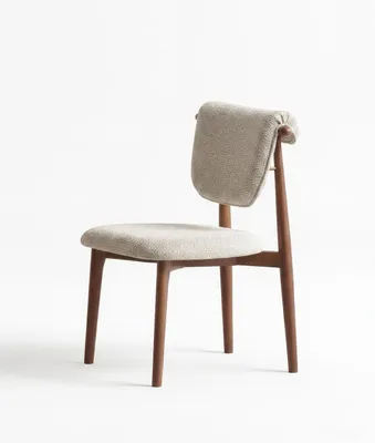 Image de Chaise moderne, beige, en bois massif de qualité, avec rembourrage, idéale pour une salle à manger, style luxueux