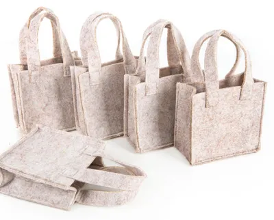 Produktbild von 5 kleine Filz Taschen 10x10 cm beige mit Henkel Verpackung