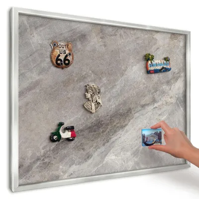 Produktbild von Magnettafel 70x50 cm in einem silbernen Rahmen - Magnetische Metalltafel, Magnetpinnwand zur Wandmontage für Wohnzimmer, Küche, Flur, Kinderzimmer und Büro - Steintextur