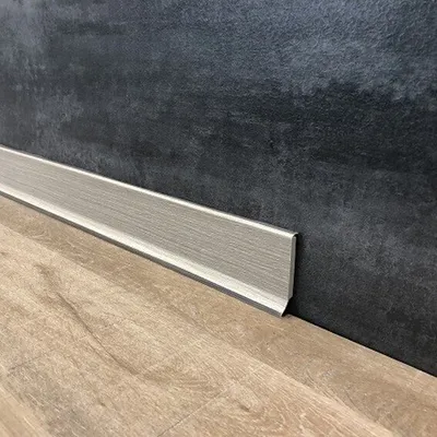 Produktbild von Sockelleiste Kunststoff 12.8 x 60 x 2500 mm Sitka Fichte PVC Hartschaum Fußleiste Transparente Weichlippe by PROVISTON 2.5 Meter | 1 Stück