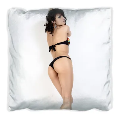 Produktbild von Wallario Premium Kissen, weiche Oberfläche, mit Motiv Bikinifigur, Größe: 60 x 60 cm, mit weißer Rückseite