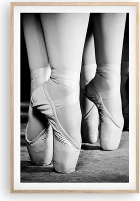 Produktbild von Gerahmtes Poster - Rahmen in heller Eiche - Ballettschuhe Füße Tanz - 61x91,5 cm - Wand Bild - Wanddeko - Wandbilder - Wandposter - Bilderrahmen - Bilder - Kunstdruck - Wandbild - P2NPA61x91-4222