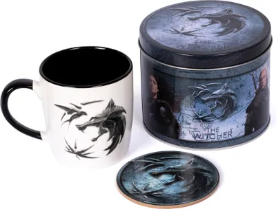Produktbild von The Witcher Geschenkset – Tasse (370 ml), Untersetzer & Metallbox im Geralt-Design, offiziell lizenziert