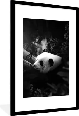 Produktbild von MuchoWow® Gerahmtes Poster Panda mit Schmetterlingen im Dschungel - schwarz und weiß 60x90 cm - Poster mit Schwarzem Bilderrahmen Wandposter Rahmen Foto Bilder - Dekoration - Wandposter Wohnzimmer - Hochwertig