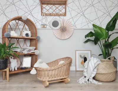 Produktbild von WikliBOX – Weidenwiege für Puppen, Schaukelbett für eine Puppe in Naturfarbe mit Bettwäsche – 51x33 H35/25
