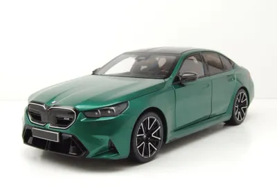 Produktbild von Minichamps 110023800 BMW M5 2024 grün metallic 1:18