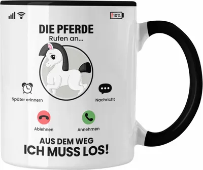 Produktbild von Trendation - Die Pferde Rufen An Tasse Geschenk für Pferde Züchter Besitzer Geschenkidee Lustig Spruch Reiten Reiterin (Schwarz)