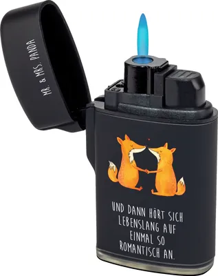 Produktbild von Mr. & Mrs. Panda Feuerzeug Füchse Liebe - Schwarz - Geschenk, Ehefrau, Freundin, Feuerzeuge, Partner, anzünder, gas, Fuchs, sturmfeuerzeug, zigarettenanzünder