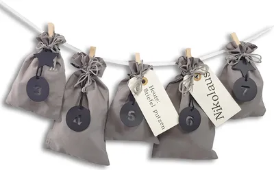 Produktbild von DIY Adventskalender zum Befüllen Schneeflöckchen Stoffbeutel grau, Ziffern schwarz