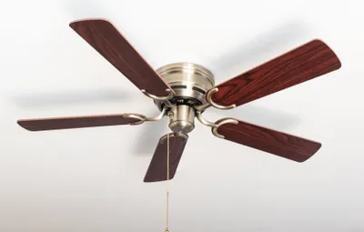 Produktbild von Extra flacher Deckenventilator Pepeo Kisa Deluxe Messing antik Flügel Rosenholz / Walnuss