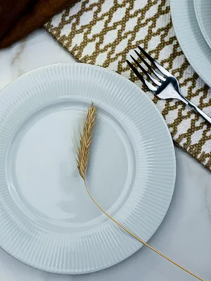 Obrázok produktu pre Hermia Concept, vysoko kvalitná 24-dielna jedálenská súprava zo 100 % porcelánu, biela | 6 servírovacích tanierov (22x22x2), 6 tanierov (20x20x2), 6 misiek (14x14x5), 6 dezertných tanierov (18x18x2) | Vhodné do umývačky riadu a mikrovlnnej rúry.