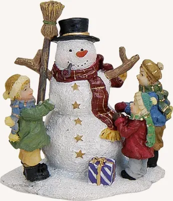 Zeigt drei Kinder, die einen Schneemann bauen. Schneemann trägt Zylinderhut und roten Schal.