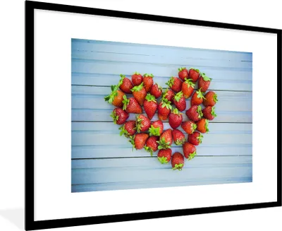 Produktbild von MuchoWow® MuchoWow® Gerahmtes Poster Erdbeerherz 90x60 cm - Poster mit zchwarzem Bilderrahmen - Wanddekoration - Fotos