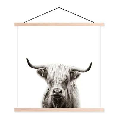 Produktbild von MuchoWow® Textilposter Porträt Schottischer Highlander - Schottische Kuh - Schwarz und weiß 40x40 cm mit holzfarbenen Rahmen - Posterleiste