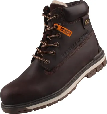 Auf dem Bild ist ein brauner Stiefel zu sehen der von der Seite präsentiert wird. Der Stiefel besitzt eine einfache und zeitlose Form mit einer groben Sohle.