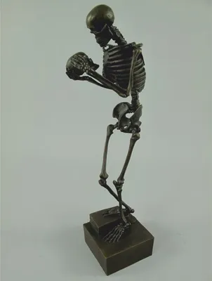 Produktbild von Casa Padrino Bronze Deko Skulptur Skelett H. 31 cm - Deko Accessoires
