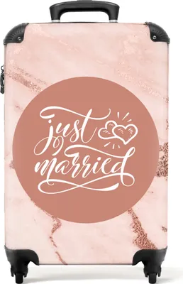 Produktbild von NoBoringSuitcases.com® Koffer Handgepäck Trolley Rollkoffer Kleine Reisekoffer mit 4 Rollen - 'Just married' - Marmor - Rosa - Text - Marmoroptik - Cabin Size < 55x40x23 cm & 55x40x20 cm - Fotokoffer - Kabinenkoffer - BoardgepäckHandgepäck Koffer 55x35x20 cm, 36L,