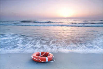 Produktbild von Wallario Poster - Rettungsring am Strand bei Sonnenuntergang, Kunstdruck Größe: 61 x 91,50 cm