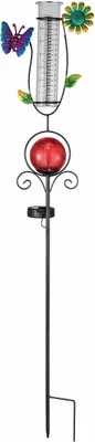 Produktbild von Regenmesser mit LED Beleuchtung für den Garten, 2-in-1 Funktion, Metall-Erdspieß, farbige Glaskugel in Bruchglas-Optik, Niederschlagsmesser aus Glas (rot mit Schmetterling und Blume)