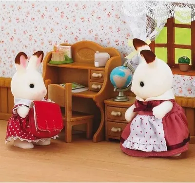 Produktbild von Sylvanian Families Kinder Schreibtisch , Schokoladenhasen Schwester Figur, Inklusive Zubehör, Ab 4 Jahren