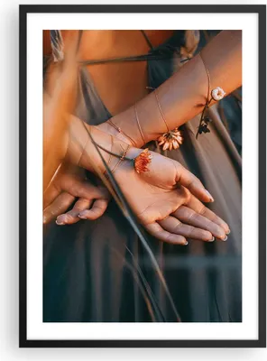 Produktbild von Gerahmtes Poster - Schwarzer Rahmen - Frau Hände Wiese - 50x70 cm - Wand Bild - Wanddeko - Wandbilder - Kunstposter - Wandposter - Bilderrahmen - Bilder - Kunstdruck - Wanddekoration - P2BPA50x70-5126