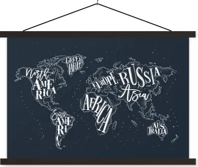 Produktbild von MuchoWow® Textilposter Weltkarte - Schwarz - Weiß - Buchstaben 120x80 cm mit schwarzem Rahmen - Wanddeko