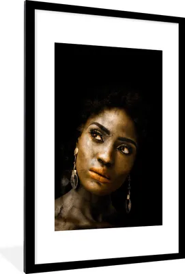 Produktbild von MuchoWow® MuchoWow® Gerahmtes Poster Frau - Ohrringe - Gold 60x90 cm - Poster mit zchwarzem Bilderrahmen - Dekoration - Wandposter Wohnzimmer - Hochwertig
