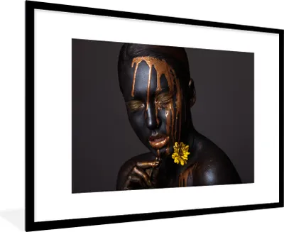 Produktbild von MuchoWow® Gerahmtes Poster Frau - Gold - Schwarz - Blume 90x60 cm - Poster mit Schwarzem Bilderrahmen Wandposter Rahmen Foto Bilder - Wanddekoration - Fotos