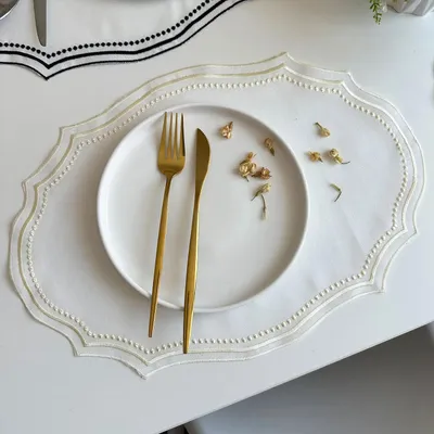 Produktbild von Vintage Spitzen Tischset - Stoff Platzdeckchen - Europäischer Stil - Bestickte Französische Spitze - Unregelmäßige Form - Polyester Baumwollmix - 43x30 cm - Beige