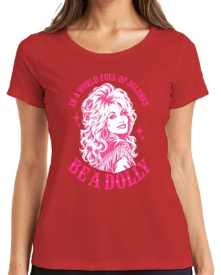 Productafbeelding van In een wereld vol Jolenes, wees een Dolly. Country muziek cowgirl T-shirt, rood, maat L