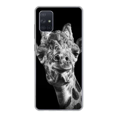 Produktbild von MuchoWow® Handyhülle Schutzhülle Hülle für Samsung Galaxy A71 Giraffe vor schwarzem Hintergrund in schwarz und weiß Silikon Softcase Handy Hülle - Kartenbesitzer