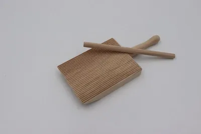 Zdjęcie produktu dla Deska do gnocchi Deska Garganelli wykonana z drewna bukowego z wałkiem do ciasta