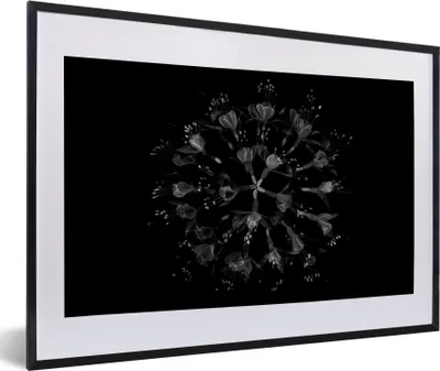 Produktbild von MuchoWow® Gerahmtes Poster Blume - Lila - Blau - Makro - Schwarz 60x40 cm - Poster mit Schwarzem Bilderrahmen Wandposter Rahmen Foto Bilder - Schlafzimmer - Plakat in Rahmen - Drucken