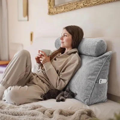 Produktbild von Björn&Schiller Rückenkissen 70 cm mit Nackenrolle, Keilkissen für Bett und Sofa, Lesekissen und Wandkissen mit Seitentaschen, grau, KI-generiertes Bild