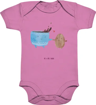 Produktbild von Mr. & Mrs. Panda Strampler Kaffee Bohne 1. - 3. Monat - Bubble Gum Pink - Geschenk, Einteiler, Genuss, Kaffeebohne, Baby, Zufriedenheit, Glück, Lustige Sprüche, overall