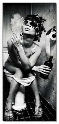 Produktbild von Wallario selbstklebende Türtapete 93 x 205 cm - Kloparty - Sexy Frau auf Toilette mit Zigarette und Schnaps - Abwischbar, rückstandsfrei zu entfernen
