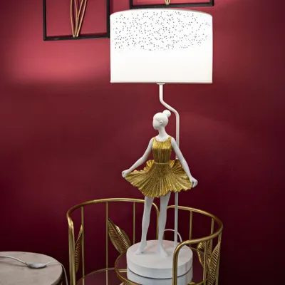 Immagine prodotto di Lampada da tavolo ballerina in resina bianca e dorata ø cm 32x90,5