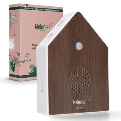 Produktbild von Melodiez Vogelgeräusche Häuschen mit Sensor – Box inkl. Batterien & 5 natürliche Vogel-, Ozean- Grillen- & Dschungelklänge – Eichenharmonie