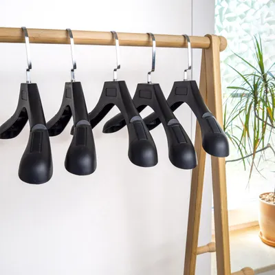 Produktbild von Intirilife Kleiderbügel in UNIVERSAL SCHWARZ - 20 Stück breite Kleiderbügel aus Kunststoff mit Anti-Rutsch Oberfläche - Garderobenbügel Wäschebügel Anzugbügel Jackenbügel