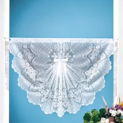 Produktbild von heimtexland ® Scheibengardine Jacquard Blumen Weiß Schwalbenschwanz Muschelbogen Gardine Bistrogardine HxB 52x195 mit Satinband gebogt Typ41