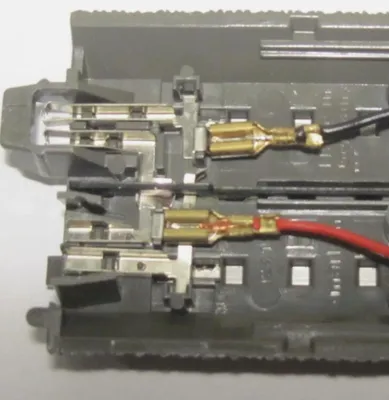 Immagine prodotto di Connettori a filo piatto, confezione da 100 pezzi! Compatibili con il sistema C-GLEIS e con i modelli MÄRKLIN 5x 74995 e Trix