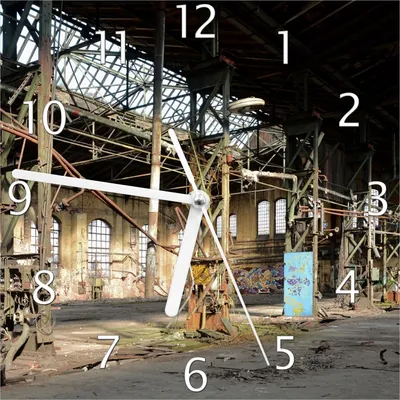 Produktbild von Wallario Design Wanduhr Verlassene Industriehalle - Alte Fabrik aus Echtglas, Größe 20 x 20 cm
