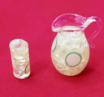Produktbild von Miniatur Krug und Glas mit Zitronenlimonade für 1:12 Puppenhaus. 2,5 cm