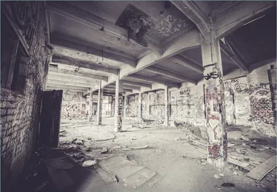 Produktbild von Wallario Fototapete Vliestapete, seidenmatte Oberfläche, einfache Verarbeitung, Größe 200 x 140 cm, Motiv Alte verlassene Fabrikhalle