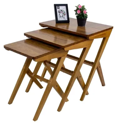 Immagine prodotto di 3 tavolini dal design moderno con un'elegante