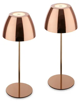 Produktbild von 2er Set Akku Tischlampen: Die eleganten Leuchten in Kupferfarbe fügen sich vielseitig in unterschiedliche Umgebungen ein und sind mit einer Höhe von jeweils 36cm kompakt auf Tisch, Sideboard oder Terrasse einsetzbar. Warmweißes Licht und st